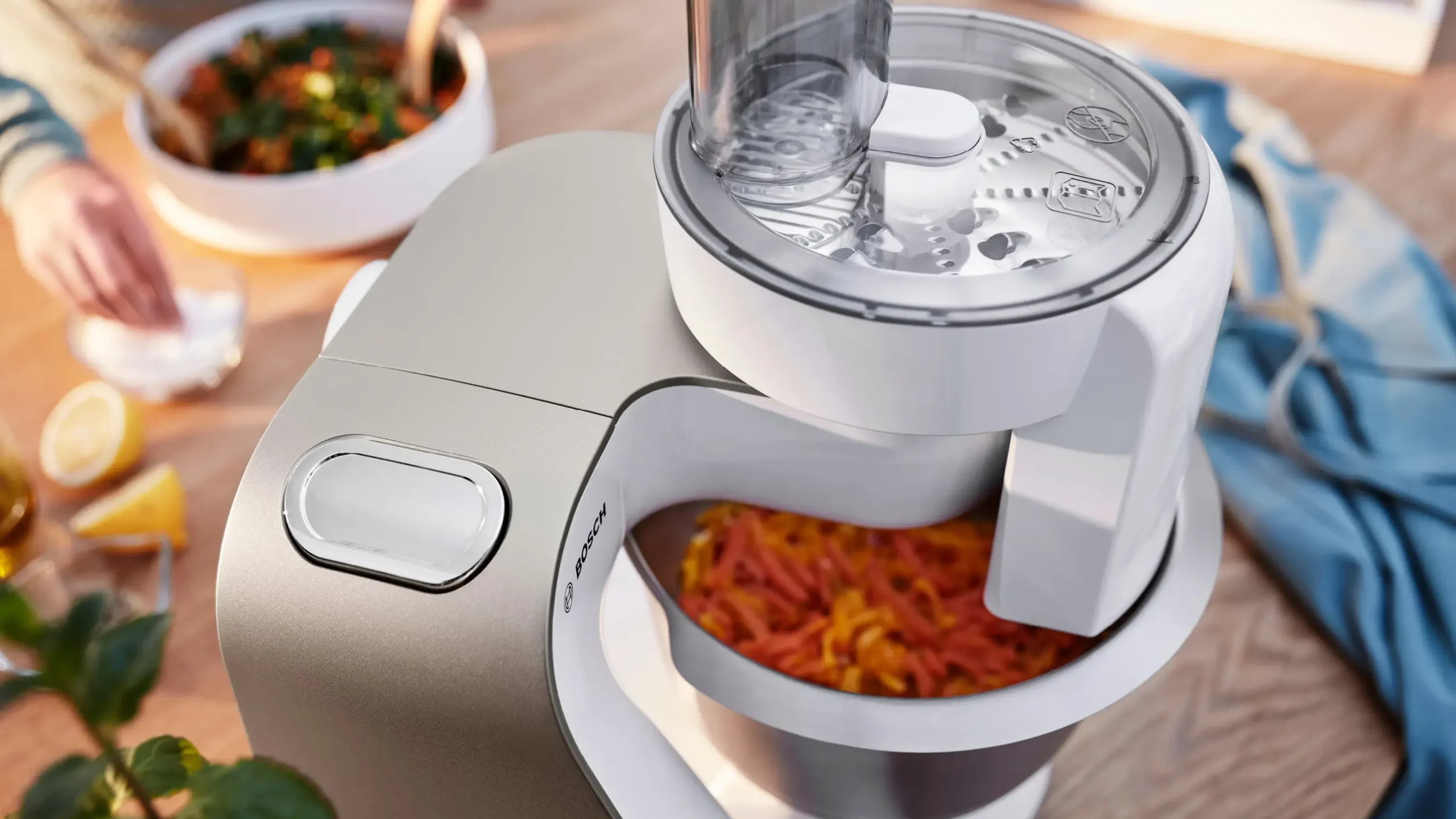 Serie 4 Keukenmachine met weegschaal en timer MUM 5 1000 W Wit, Champagne